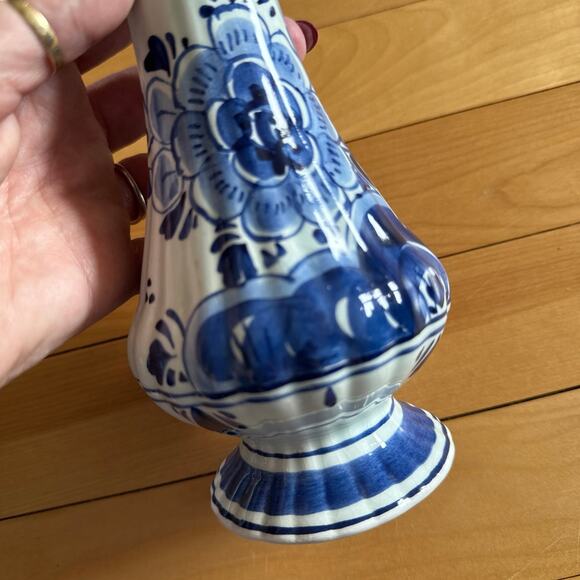 Delft Hand painted 8” Vase - Holland marked 250a - Picture 4 of 9